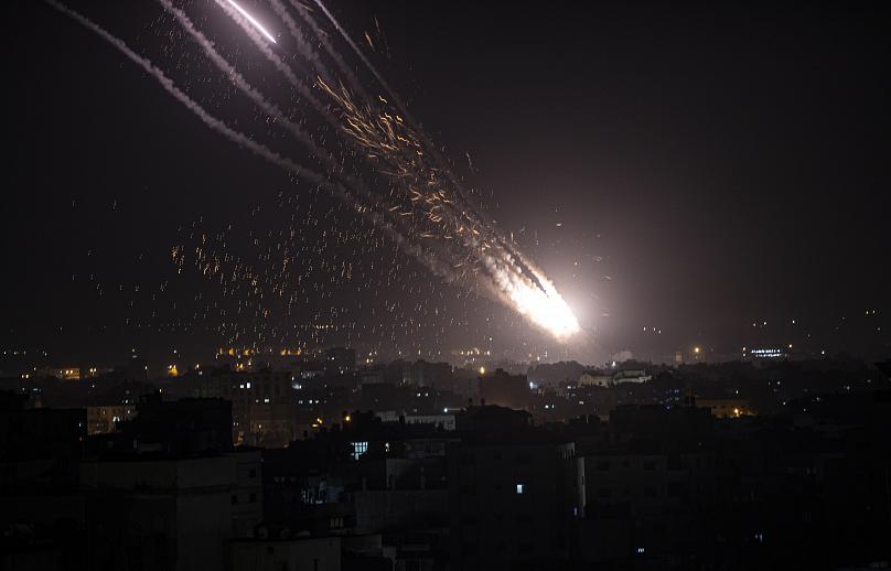 Striscia di Gaza: Razzi di Hamas colpiscono Tel Aviv dopo che attacchi aerei israeliani hanno colpito