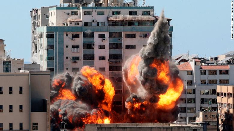 Israele: Aerei da guerra israeliani bombardano i tunnel di Hamas mentre il conflitto entra nella seco