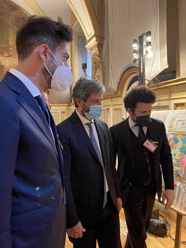 Federico Lazzerini a Montecitorio per presentare al Presidente Fico la mostra dei disegni per la pace