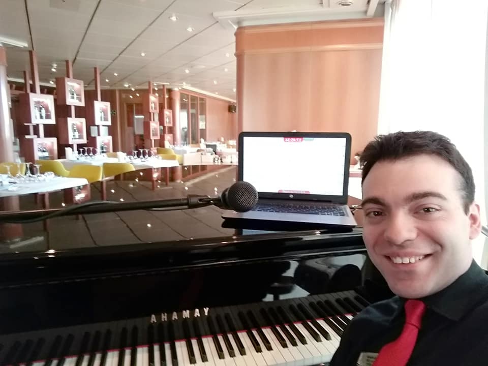 Mattia Moraldi piano bar entertainer