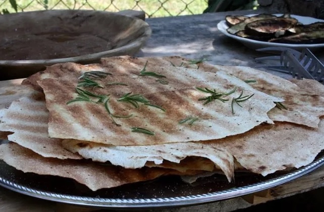 Pane Carasau e Guttiau: cosa si nasconde dietro queste due prelibatezze