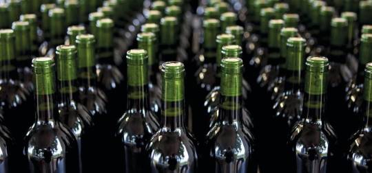 Vetro e carta alle stelle. Così anche il vino in bottiglia costa di più