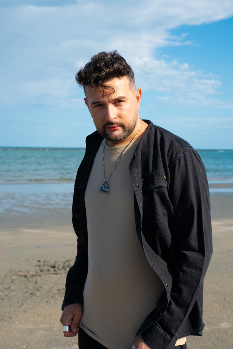 Ruggero Ricci, tra i più brillanti autori dell’indie-pop italiano, torna con “2000”