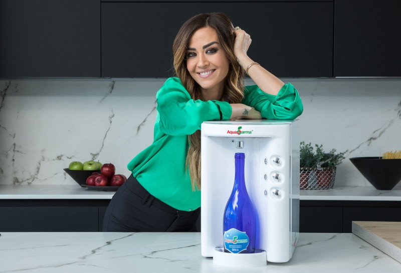 Giorgia Palmas è il nuovo volto della campagna di Aquafarma per un consumo responsabile dell'acq