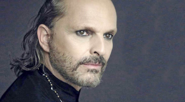 Miguel Bosé racconta la verità sul Covid: Twitter e Facebook sospendono i suoi profili social.