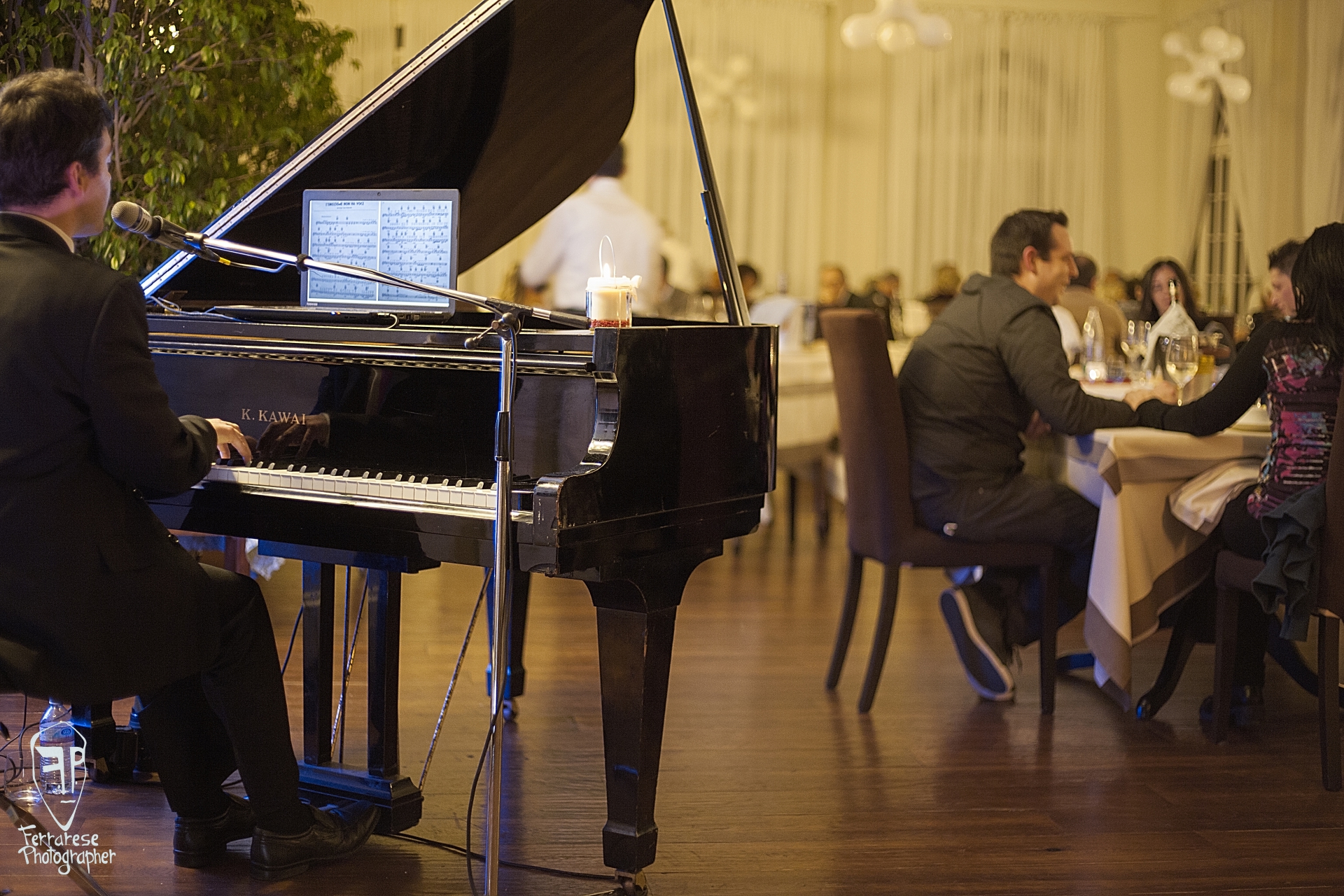 Scene di piano bar, amici, emozioni, ricordi