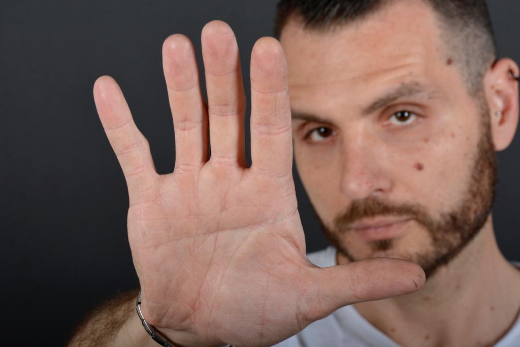 Giordano Amici cattura il disagio delle dipendenze in "Lara"