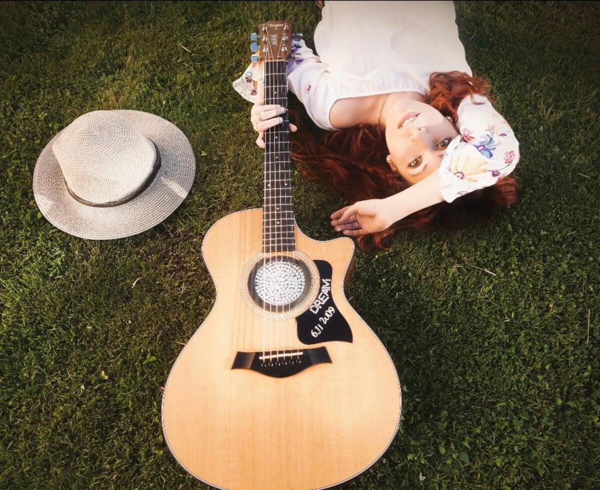 La star italiana del country internazionale Mikol Frachey torna con “Cowgirl Dance”