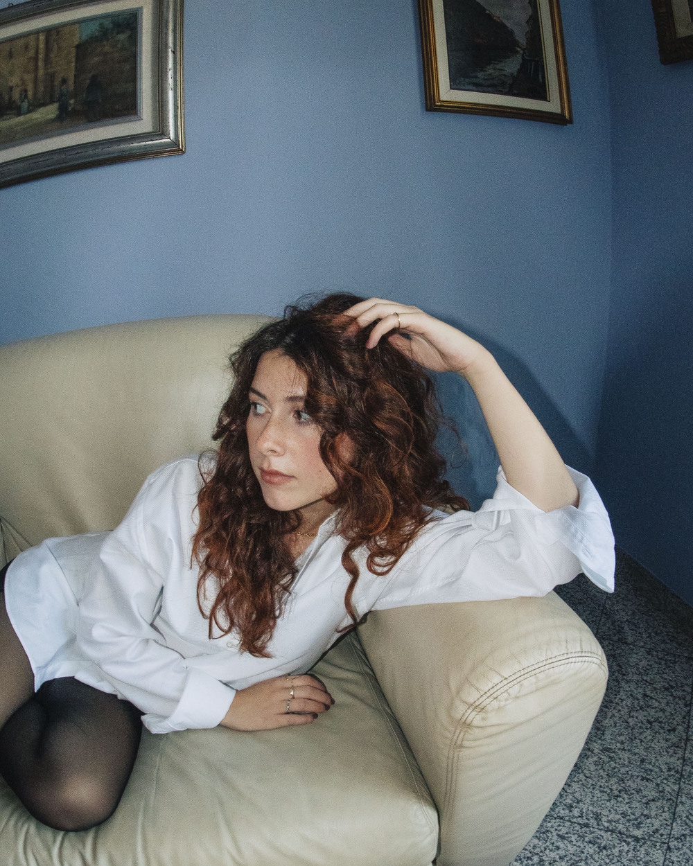 Dopo il Premio Lunezia, Arianna Chiara celebra il cambiamento per rimanere “La stessa cosa”