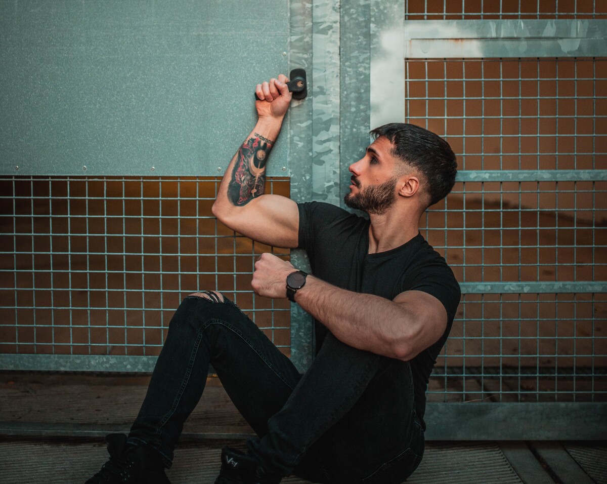 PlatoNico trasforma il dolore in poesia in “Venire dal Nulla”