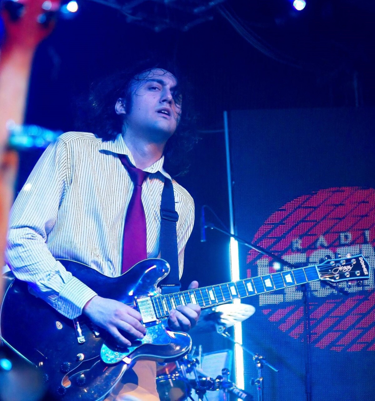 Samuele Esaltato riscrivere le regole del rock all’italiana nel suo nuovo progetto double track