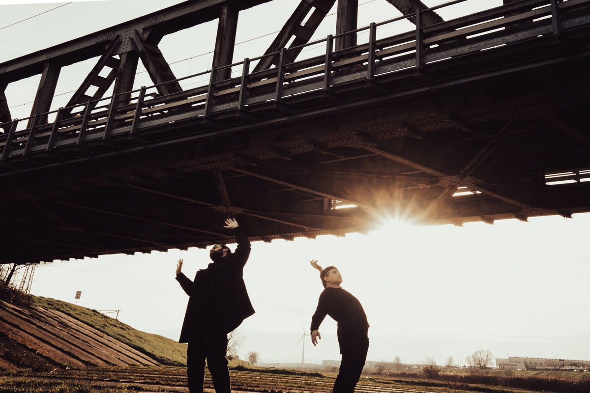 I NEIM trasformano il dark-pop in poesia in “Tanto vale perdersi nel vento”