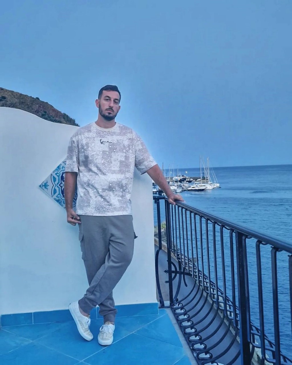 La rivoluzione rap di Blutarsky in "Tè Caffè": quando l'amore libera dalle apparenze