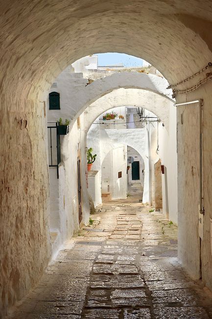 Le strette strade medievali di Ostuni, La Città Bianca, Puglia 