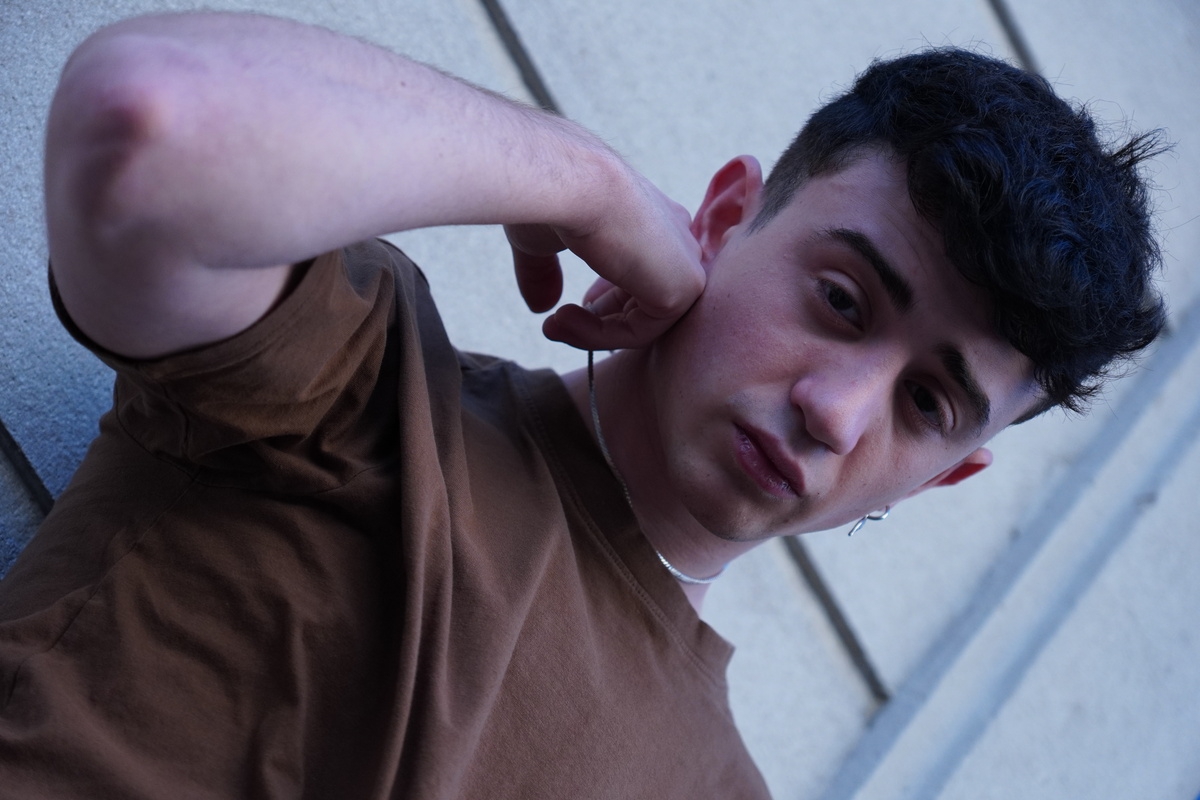 Un giovane artista sceglie Defoe invece dei trend: Namarian e "Di Te"