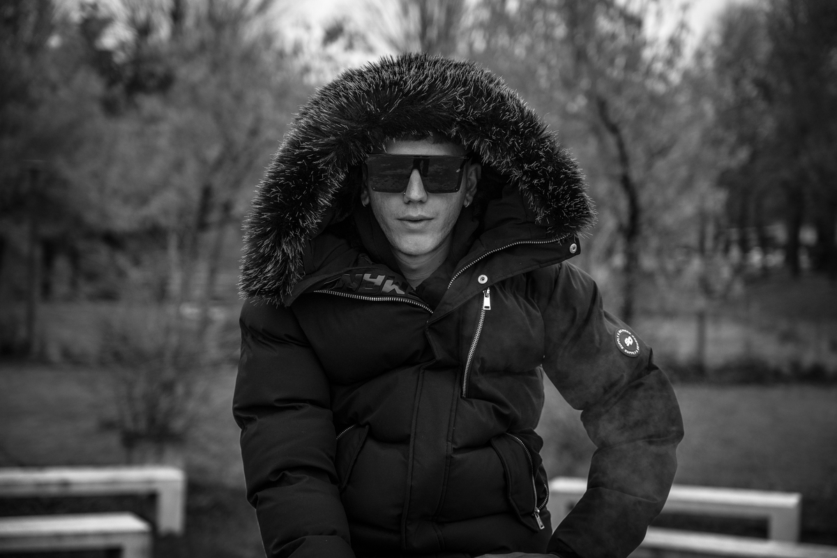 “No Hook” nasce contro l’idea di canzone funzionale