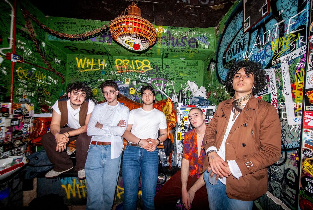 I Crushed Fingers cantano la notte come unica via di fuga dalla paralisi generazionale