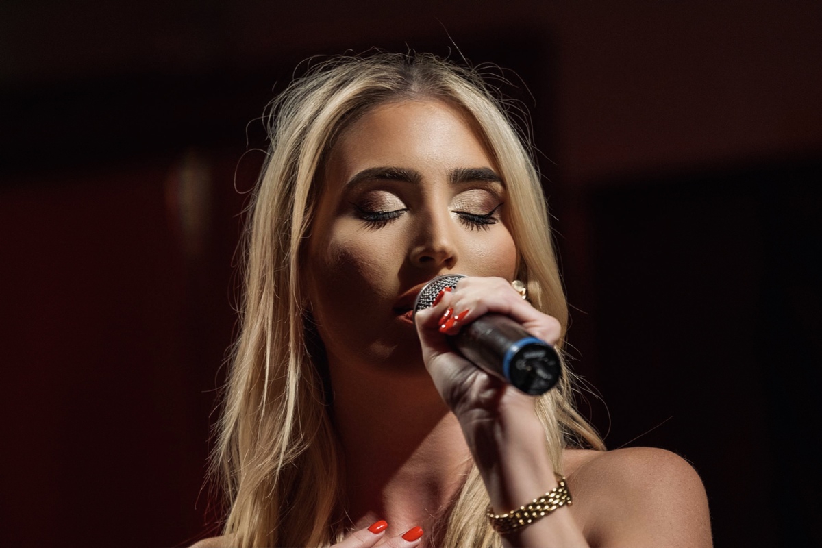 Nika Komadina canta la donna che fugge dal controllo: “Donna Viva” arriva in Italia