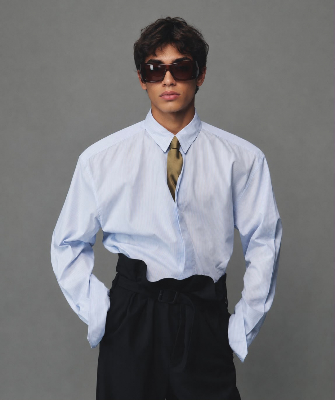 La moda come specchio della società: Mattia affronta imitazione e pregiudizio in “Runway”