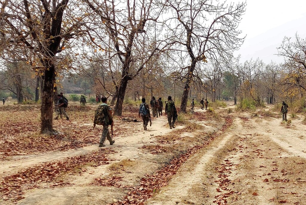 India: Insorti maoisti Naxaliti uccidono 23 soldati indiani in una imboscata