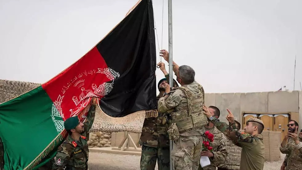 Afghanistan: Talebani e forze afghane si scontrano mentre gli Stati Uniti consegnano la base militare