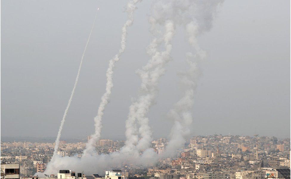 Israele: Attacchi aerei colpiscono Gaza dopo attacchi missilistici